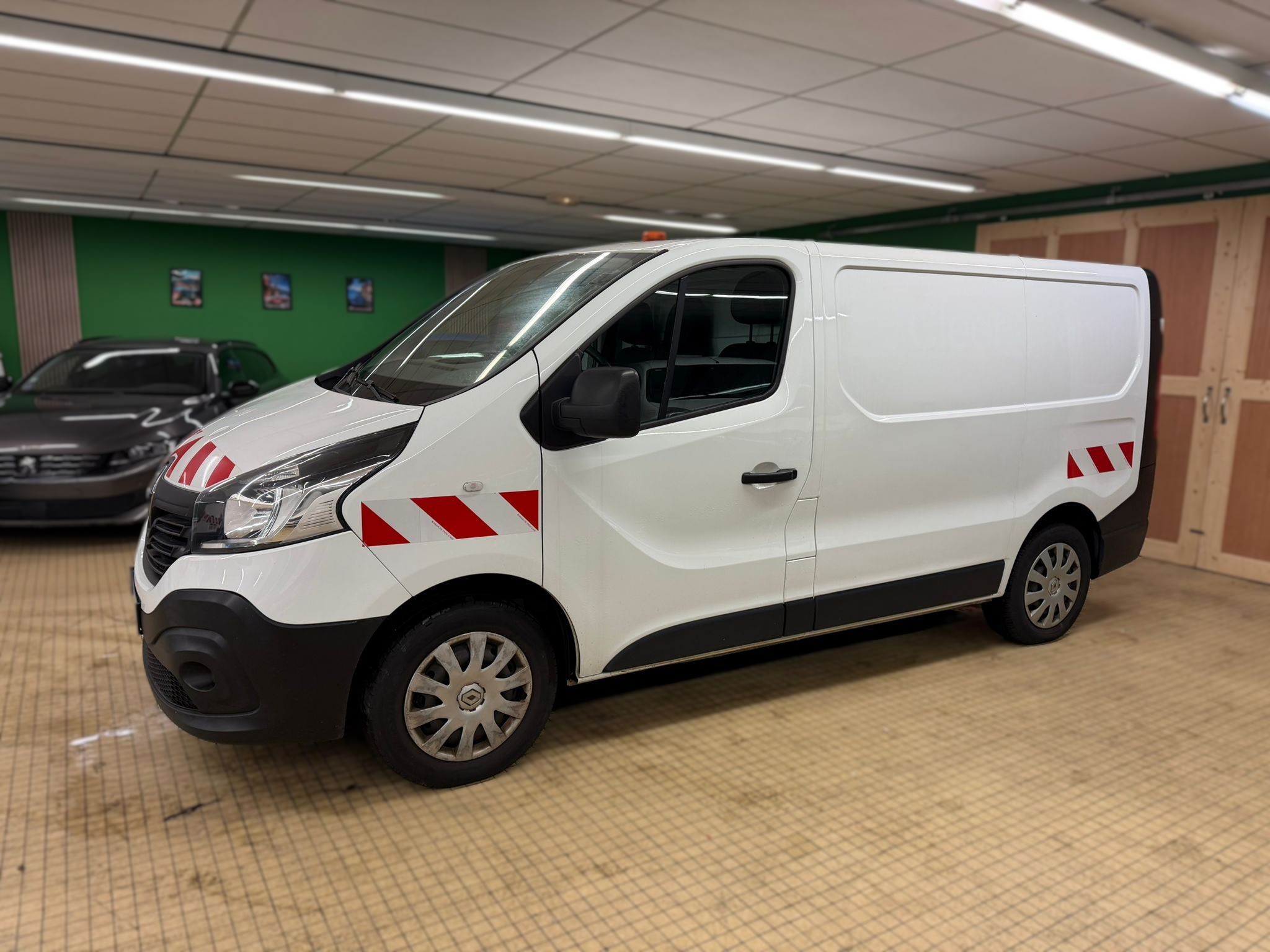 RENAULT Trafic III L1H1 1200 2.6 dCi 95ch Grand Confort Euro 6 - NLJ Automobiles, spécialiste véhicules d'occasion dans la Manche et en Normandie