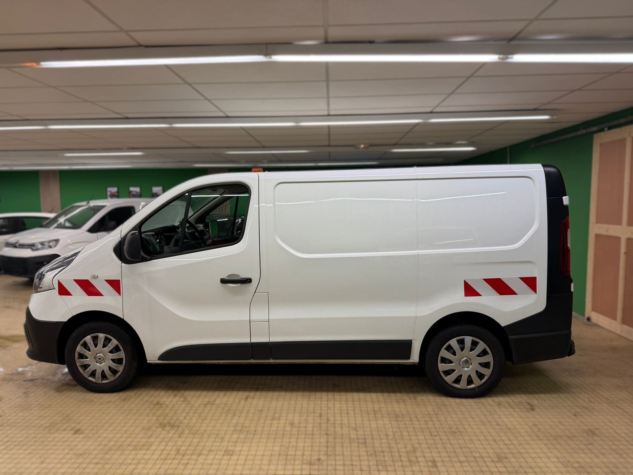 RENAULT Trafic III L1H1 1200 2.6 dCi 95ch Grand Confort Euro 6 - NLJ Automobiles, spécialiste véhicules d'occasion dans la Manche et en Normandie