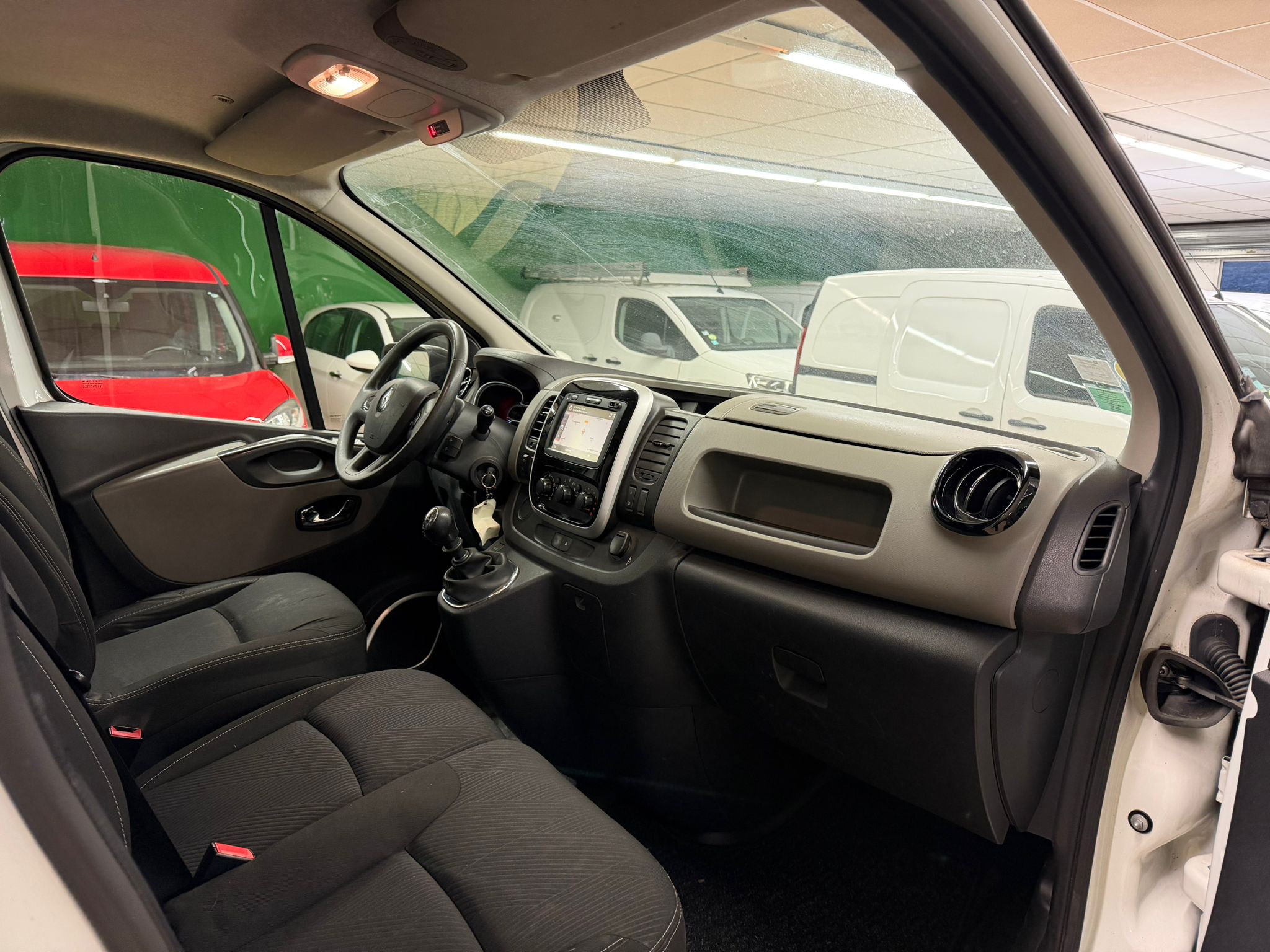 RENAULT Trafic III L1H1 1200 2.6 dCi 95ch Grand Confort Euro 6 - NLJ Automobiles, spécialiste véhicules d'occasion dans la Manche et en Normandie